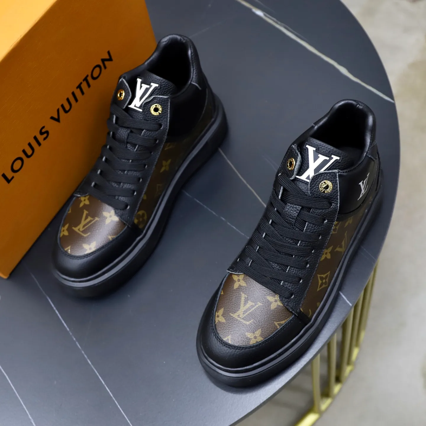 Ex-factory price: 442💰🙅‍♂️🙅‍♂️🙅‍♂️ Brand: LV Louis Vuitton Standard code: 38-44 (45 customized) Grade: Same as the official website Material: Original cowhide material spliced with brand rubber Comfortable and breathable lining Lightweight and wear-resistant sports outsole Style category: Men's fashionable casual shoes Running sneakers Distinguished luxury brand elements Top luxury color: actual picture color